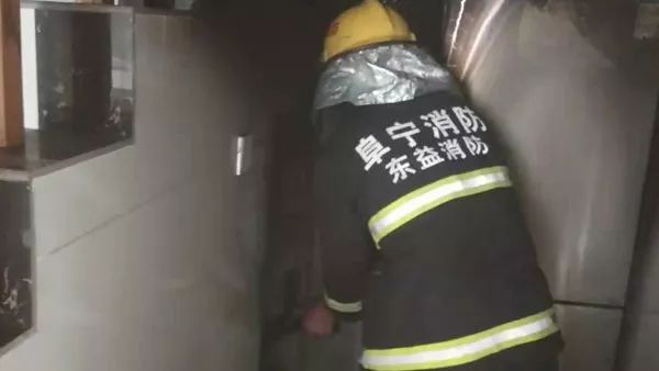 夜里点蚊香会不会一氧化碳中毒,睡觉之前在房间里点了几根蚊香