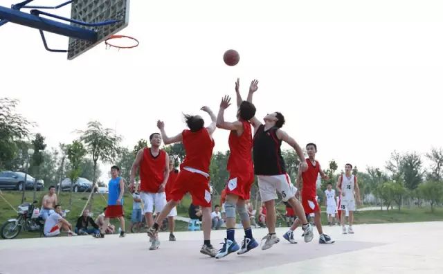 一名男子踢球猝死新闻,50岁男子踢足球猝死