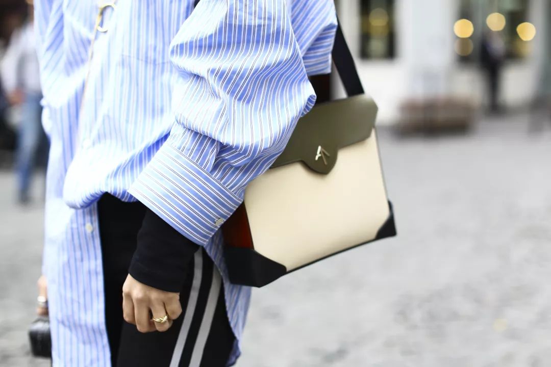 刘雯斜挎休闲包,今年流行的刘雯同款包