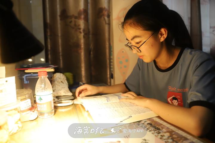 面对家庭变故的女孩,一个女孩面对家庭的变故