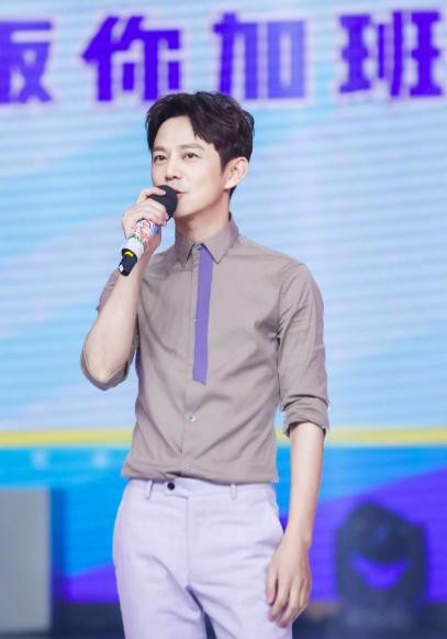 何炅同行小鲜肉同游,何炅和小鲜肉携手逛街