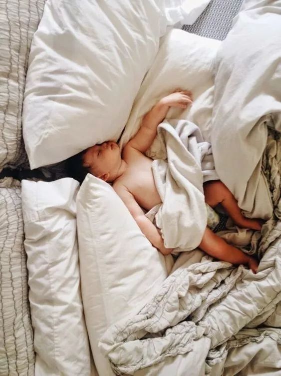 睡觉是应该多穿衣服还是少穿衣服,科普睡觉时到底要不要穿衣服