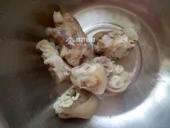 催乳花生猪蹄汤的做法,花生猪蹄煲简单做法