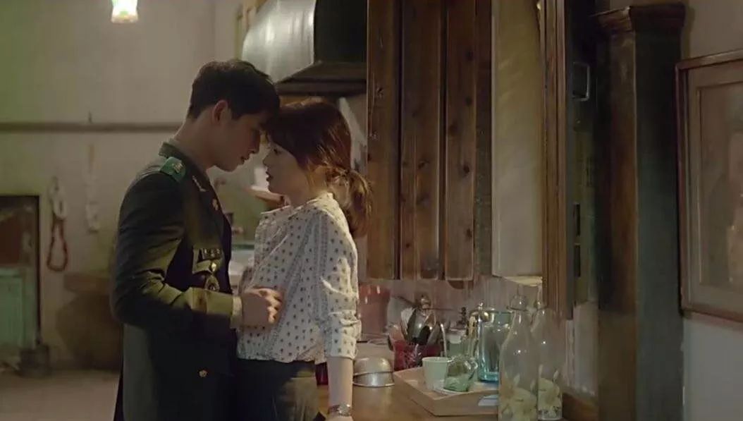 杨幂泫雅风,泫雅机场黑西服穿搭