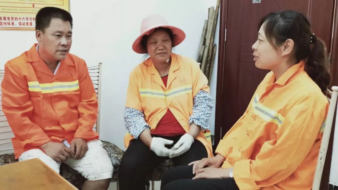 致敬！把扫大街当“学问”做的“拼命女郎”