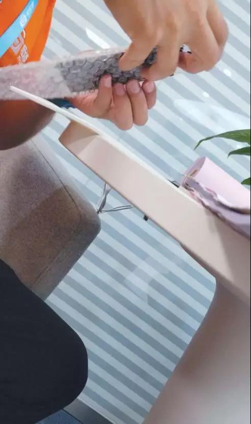 记者*底卧**O2O手机维修平台：用翻新器件替换顾客原配件