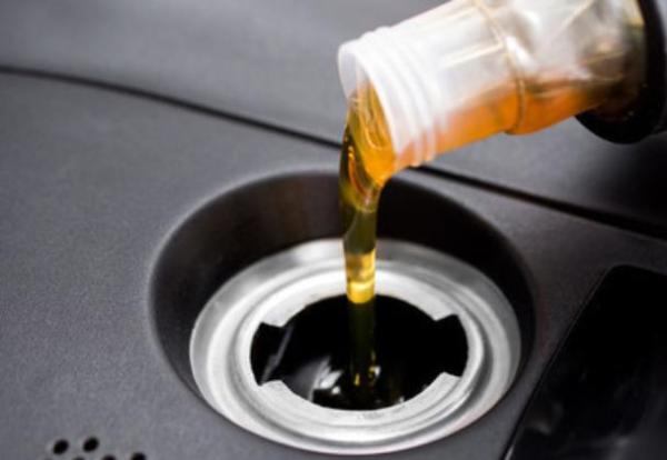 清洗汽车发动机要注意什么,开了10年的车发动机怎么清理积碳