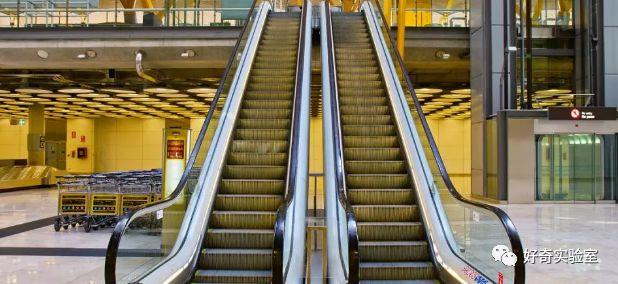 电梯扶手为什么比电梯快,电梯的扶手为什么比脚下站的要快