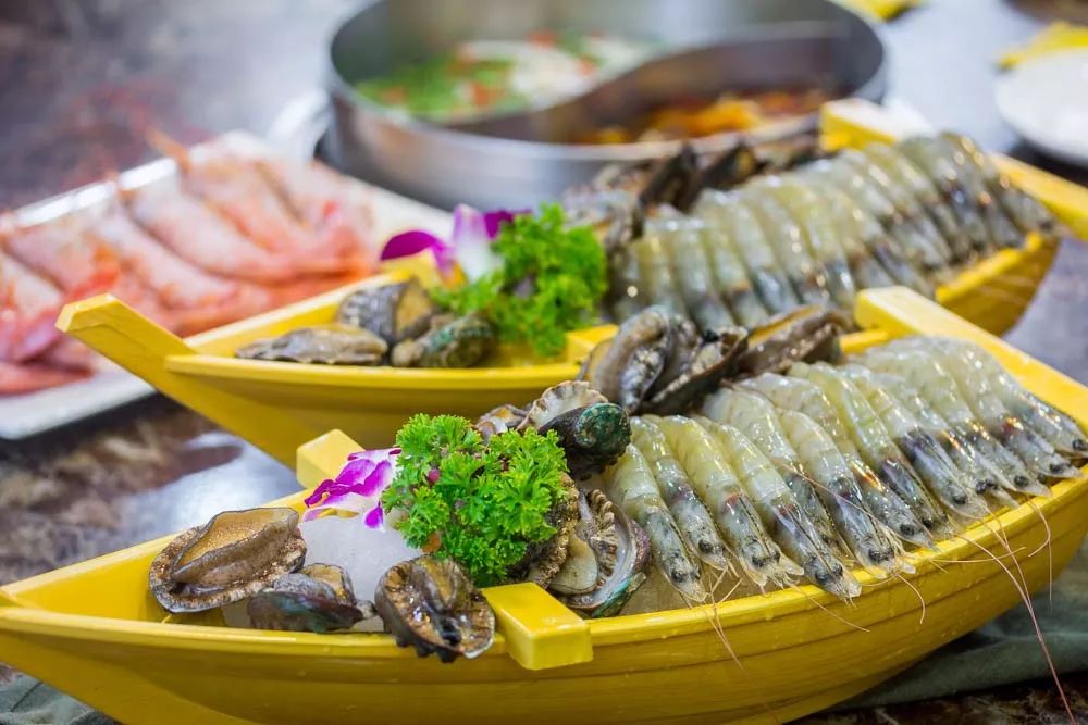 1元/只海白虾,2.8元/只鲍鱼,3.8元/只碳烤生蚝!啤酒喝一瓶还送一瓶!这家人气平价海鲜火锅老店让你嗨翻整个今夏