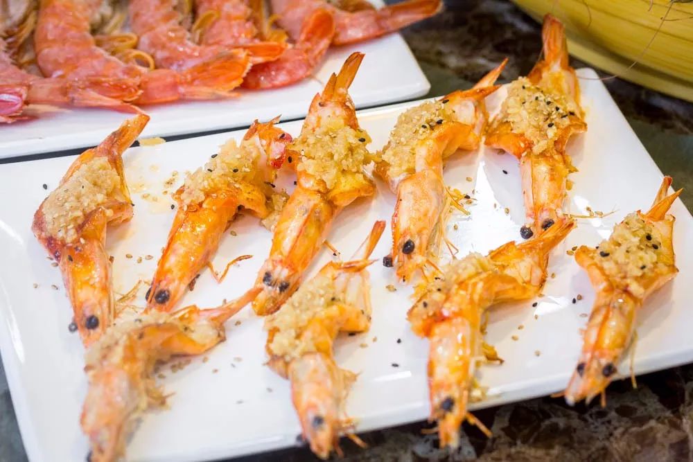 1元/只海白虾，2.8元/只鲍鱼，3.8元/只碳烤生蚝！啤酒喝一瓶还送一瓶！这家人气平价海鲜火锅老店让你嗨翻整个今夏