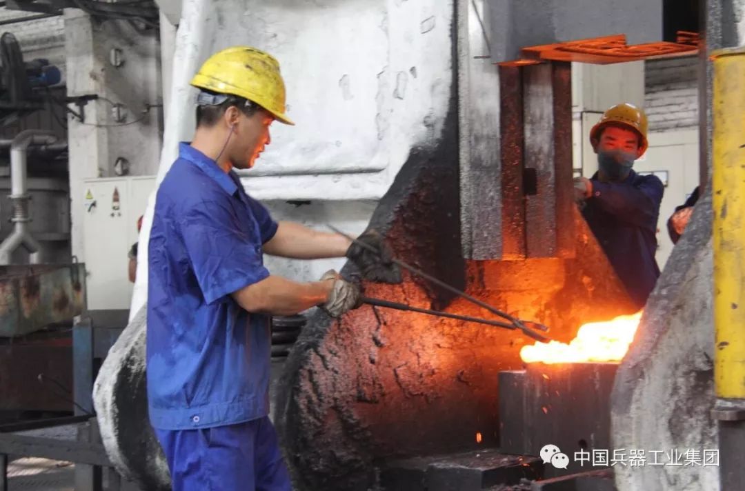 战高温电力工人头顶烈日带电作业,战高温迎考验