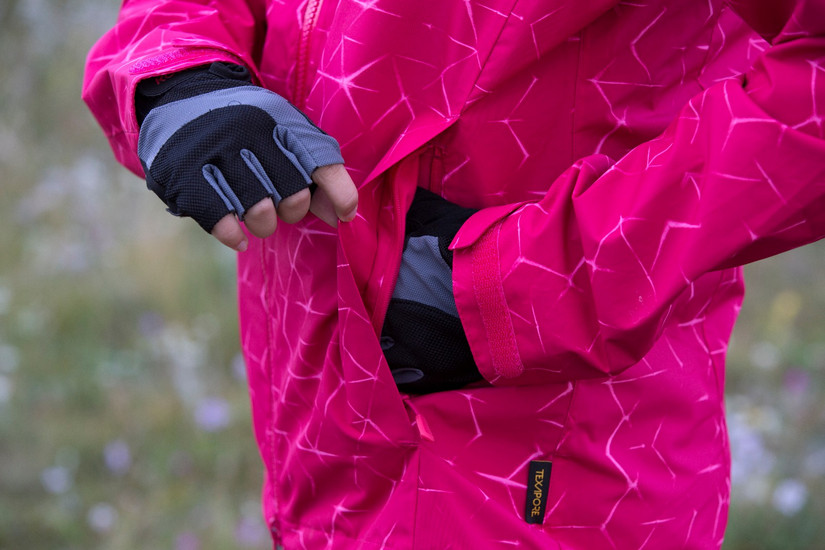 伊犁那拉提旅游冲锋衣穿搭,新疆伊犁风景冲锋衣