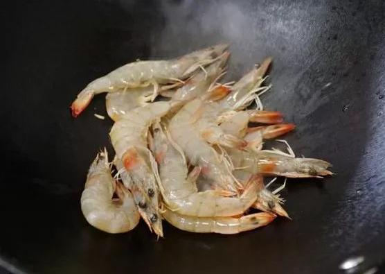 鲜虾水煮几分钟才好,鲜虾做之前要把虾煮熟吗