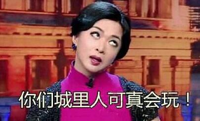 51岁金星意大利度假,穿开叉裙性感妩媚,脖子引起了所有人的注意