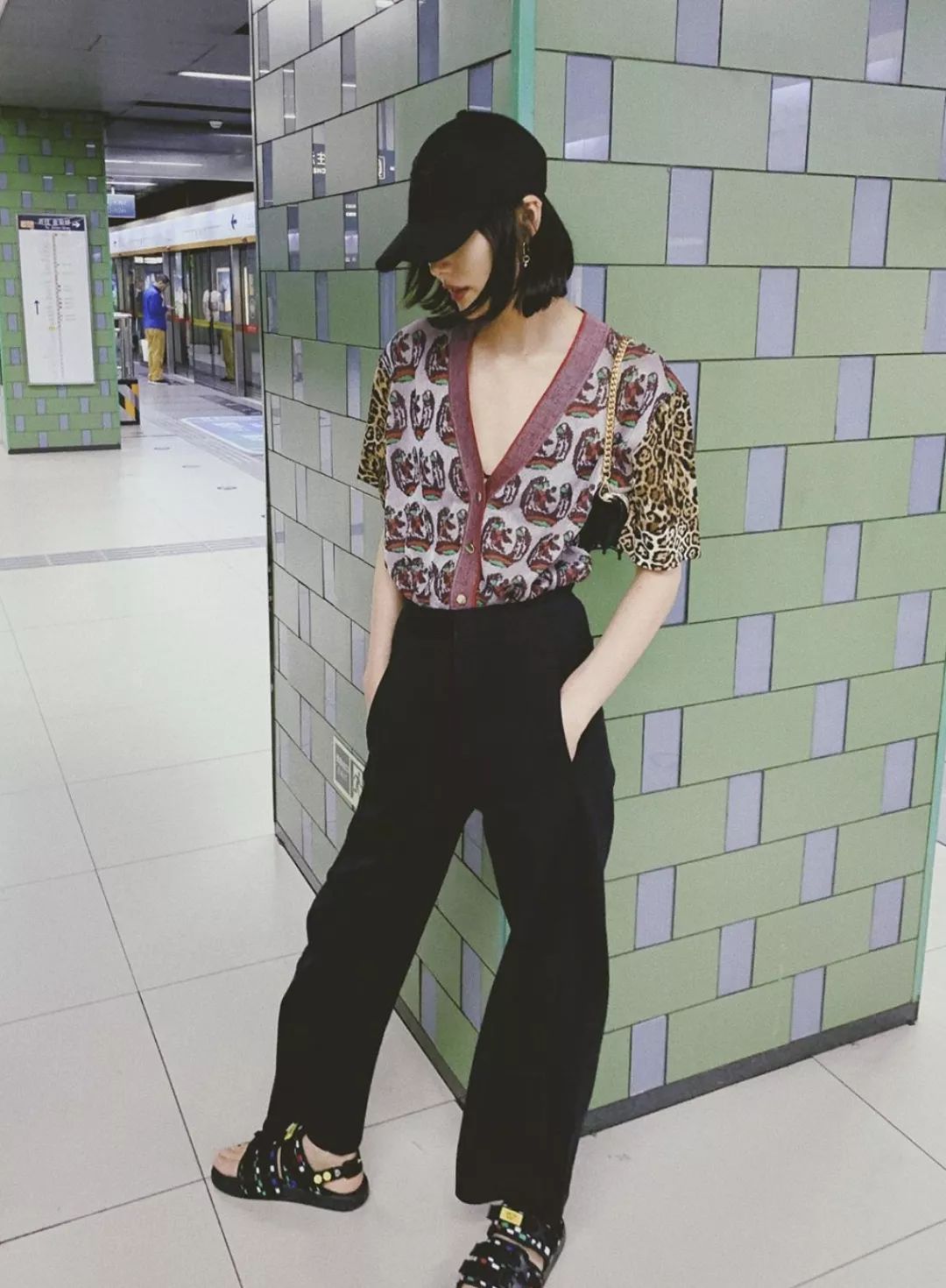 宋茜的衣服为什么这么高,宋茜一身醒目的白色套装