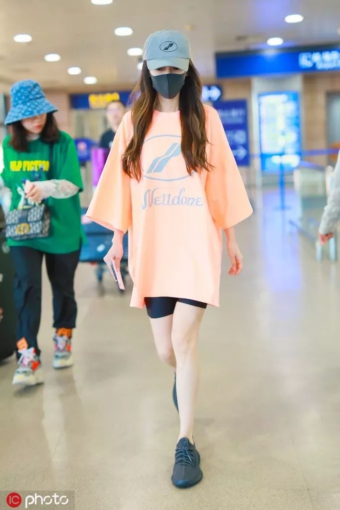 宋茜的衣服为什么这么高,宋茜一身醒目的白色套装