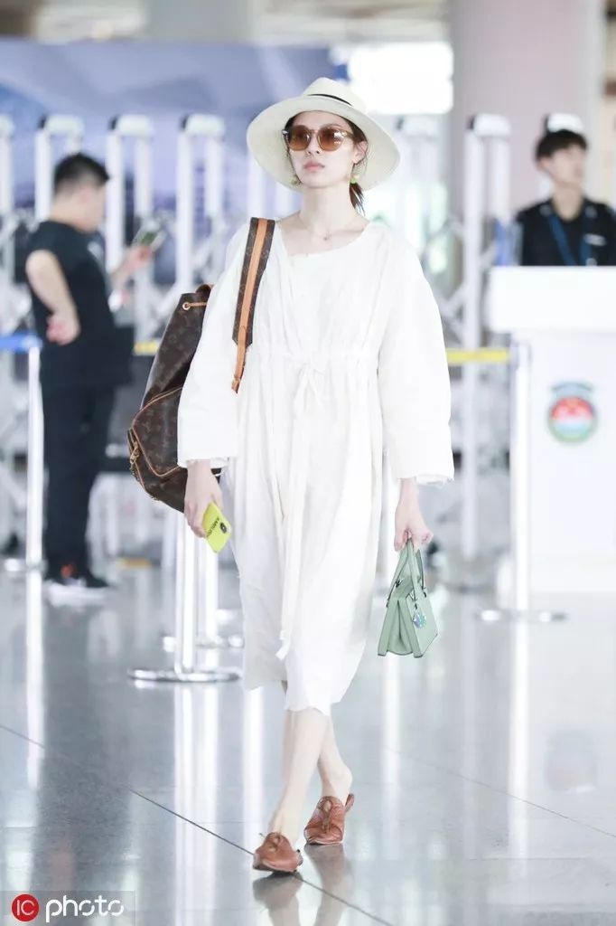 宋茜的衣服为什么这么高,宋茜一身醒目的白色套装