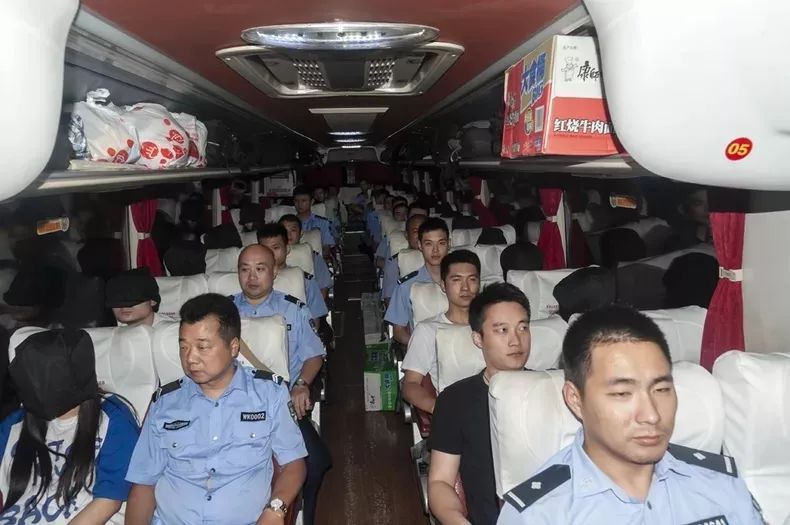 人人日进斗金的“炒原油”微信群，“股神”一人扮演十角诈骗