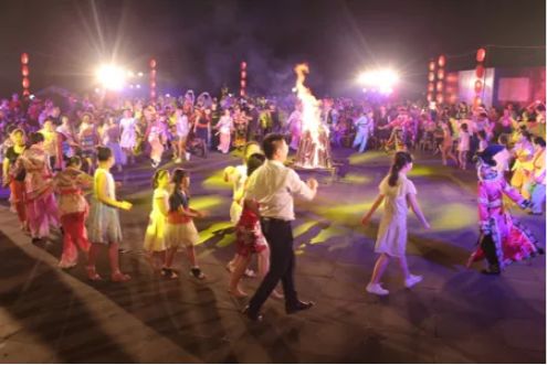 这里好好耍~周末到药王谷玩大人的摇摇船、玻璃水滑道、高空情侣桥、爱的丛林飞越……