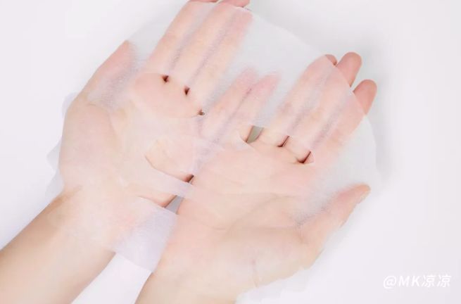 面膜敷起来好舒服,敷着面膜很舒服