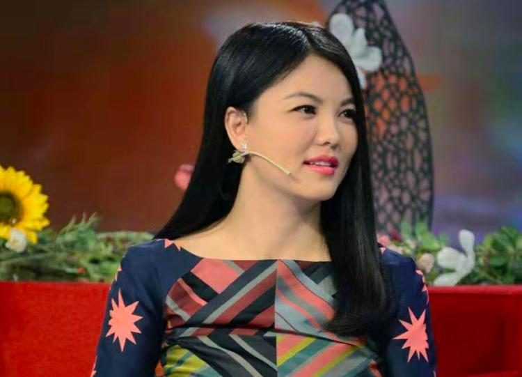 富太李湘开网店价格亲民，粉丝数不到景甜店铺的十分之一