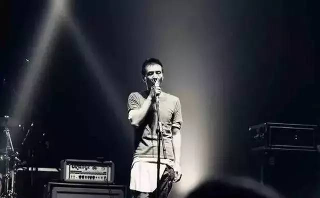 为什么朴树这么火,为什么朴树弹吉他左手不动