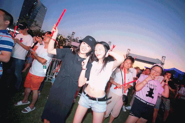 一场狂欢盛会，让成都人记住什么叫做五光十色、安逸好耍的“豆瓣红”