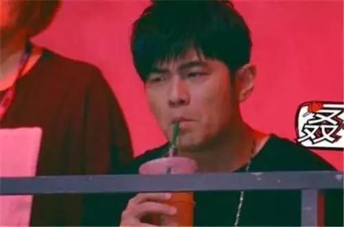 林允宋威龙现身机场,林允宋威龙关系好吗2018