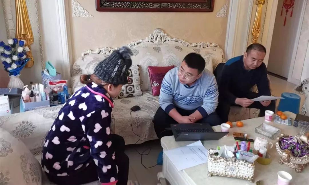 1999年生的他,编写聊天“话术”剧本专挑“宝妈”微商下手|