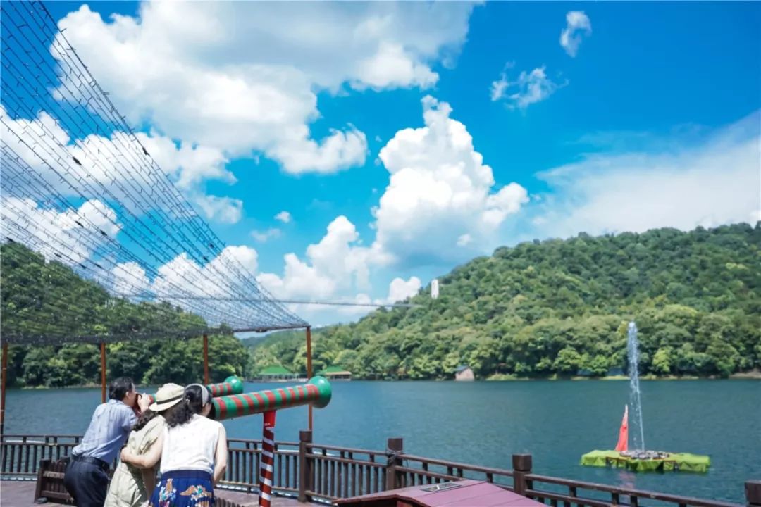 神奇！喊一声，水柱拔地而起！石燕湖喊泉来啦，解压减脂还能召唤彩虹