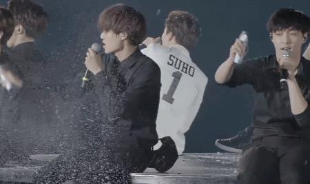 赵丽颖王一博录节目蓝色吊带上衣,赵丽颖王一博快本对视说话