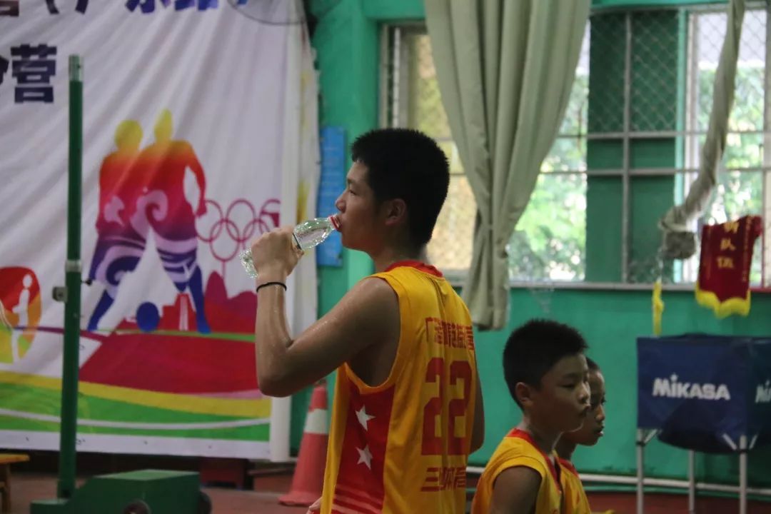 希望之花直播现场,u10-u14篮球训练行进间