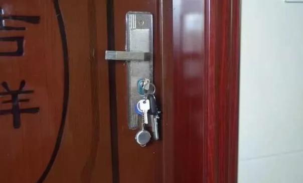 晚上睡觉前记得在门把手挂条毛巾,钥匙插在门上忘了拔有什么后果