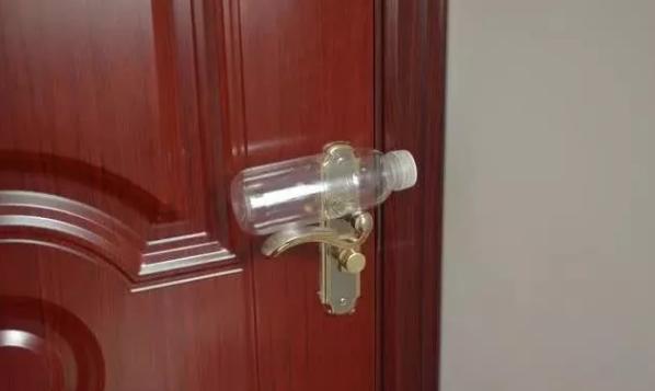 晚上睡觉前记得在门把手挂条毛巾,钥匙插在门上忘了拔有什么后果