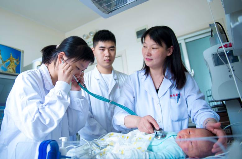 洋学生、高中生都来这家三甲医院“当一天医生”，这家“会说法语的医院”有何魅力？