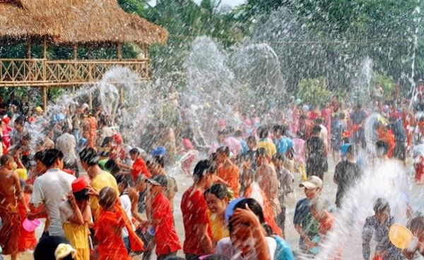五龙潭泼水节全景图,济南五龙潭第八届泼水节