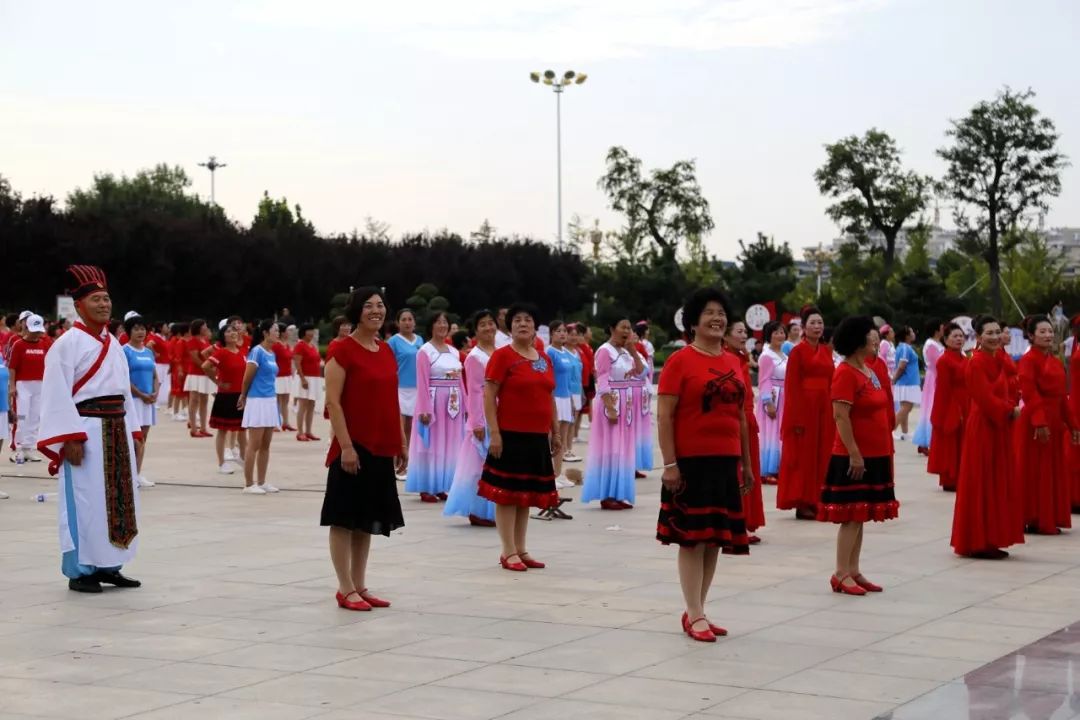 莒县千人同跳一支舞,山东莒县青春快闪