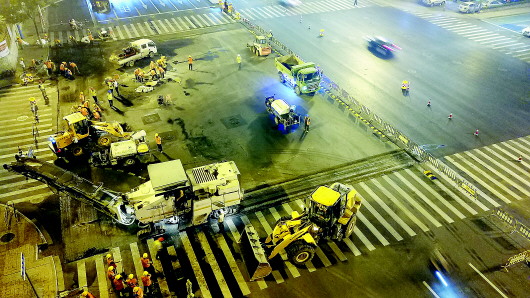 粗汉细活挑灯“夜战”…经十路整修何以“不扰民”？