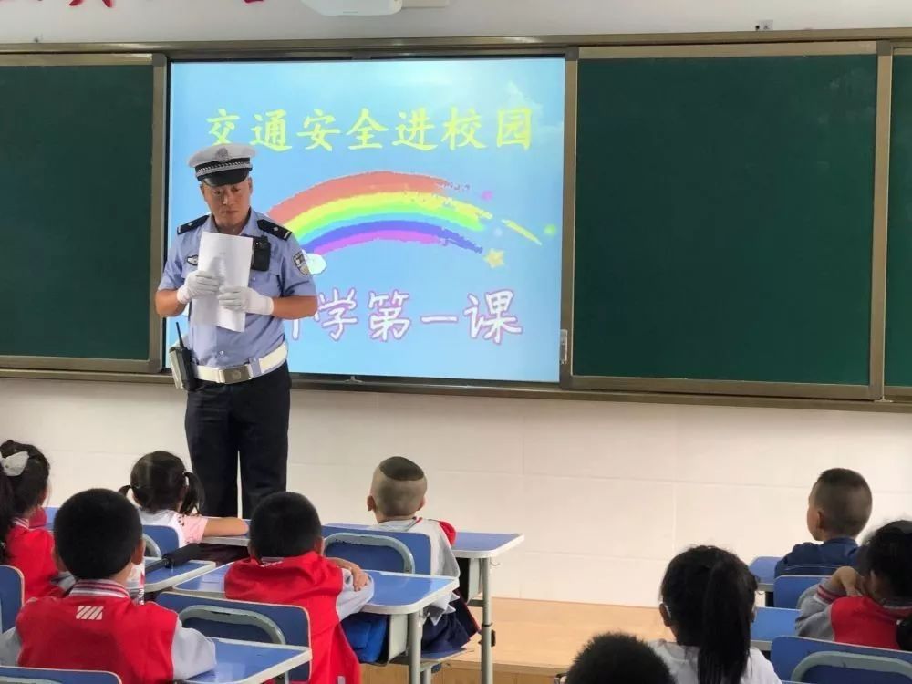 兰州各小学开学,开学第一天学校热烈迎接学生进校