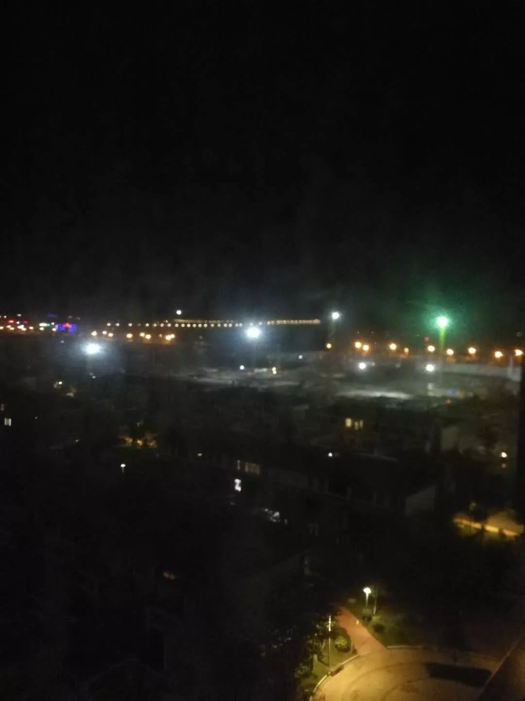 火车开在人行道？大井这里有跟管子要断了！万联茗景、银河小区不动产证等6个答复来了…