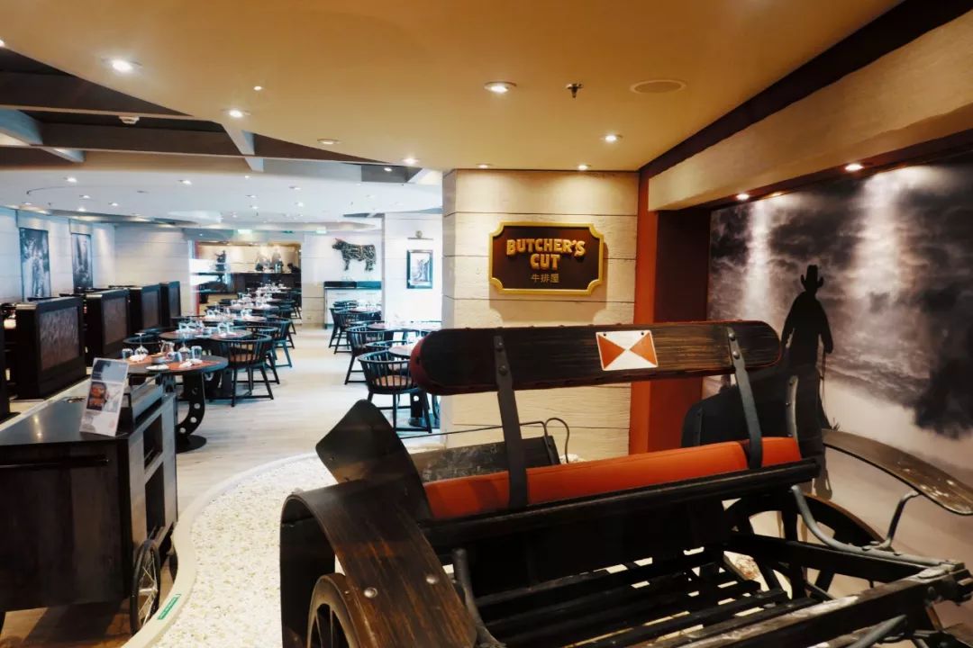 镶嵌47400颗水晶的楼梯花2千万登上这艘船的20万人都来打卡拍照