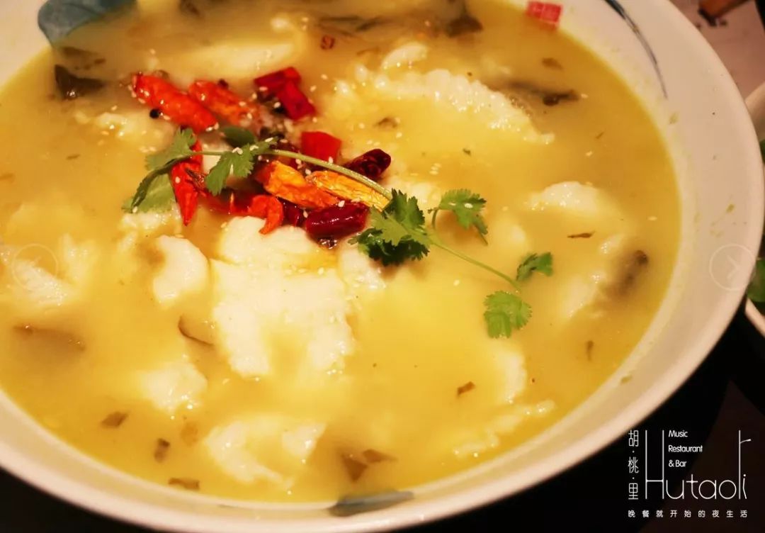 “文艺混血范”仅需138元抢胡桃里超值套餐，招牌酸菜鱼+茶树菇炒腊肉+葡萄酒等，美食美酒一站式搞定