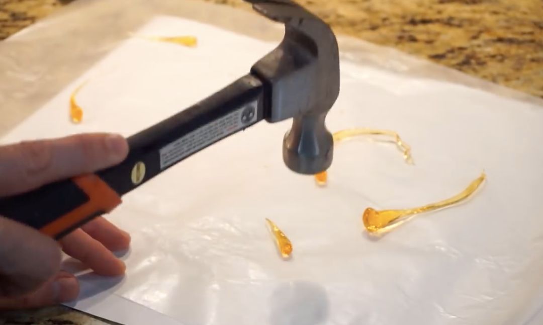 你吃的硬糖都是玻璃，所以能做成迷惑科学家400年的超硬玩具|科学DIY