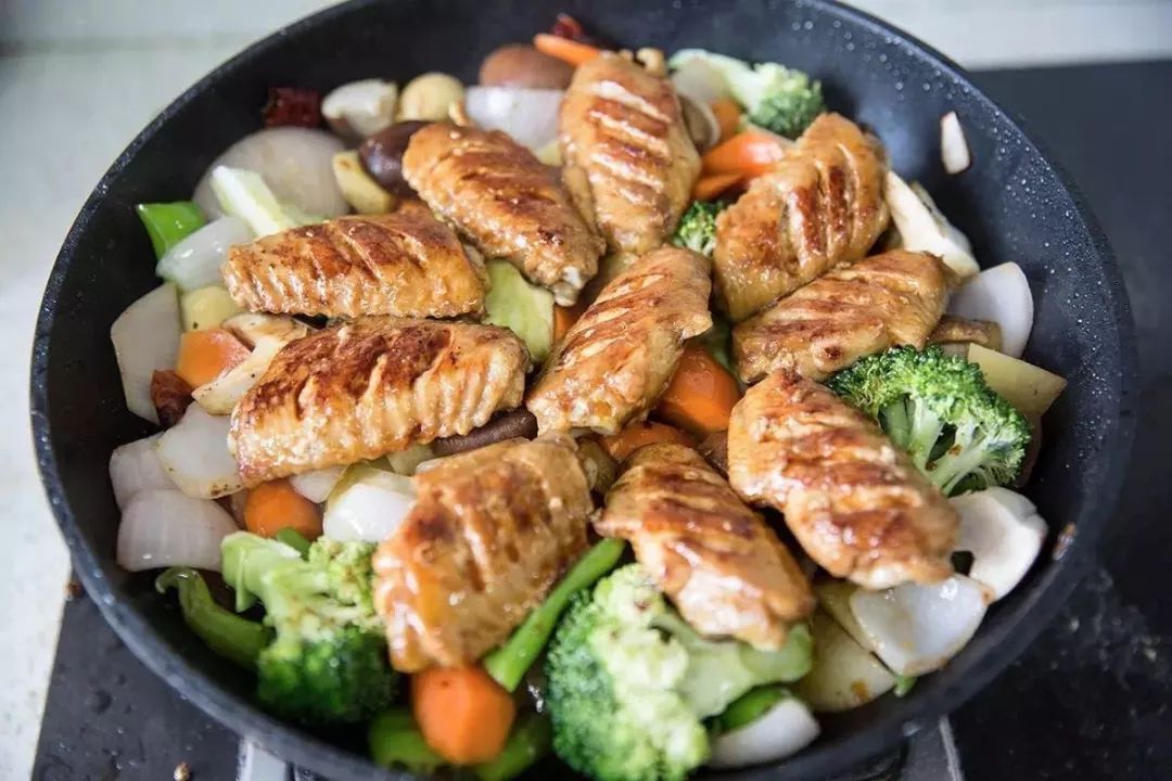 涂层不粘锅怎么开锅养锅,不粘锅的养锅方法