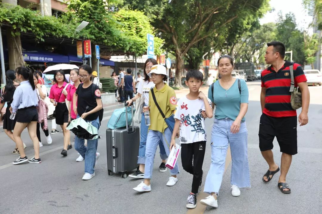 一中新生报到,新生报到迎新生