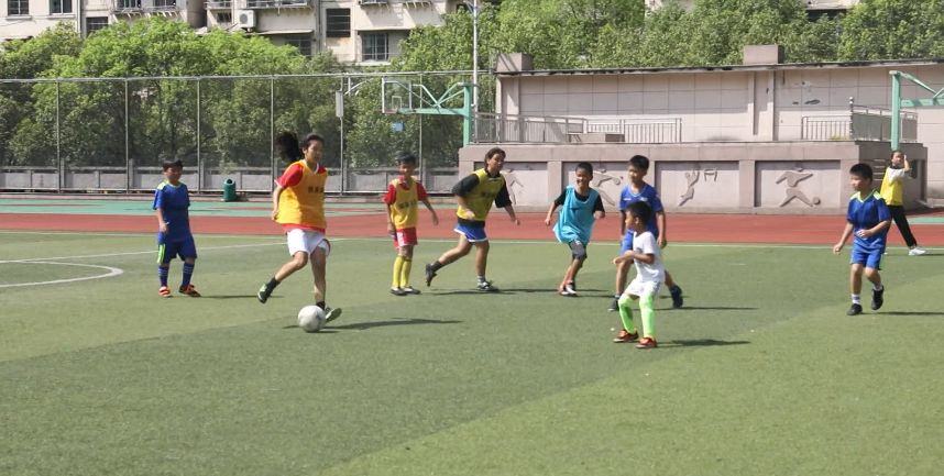 9岁进入国家队,11岁进入篮球国家队