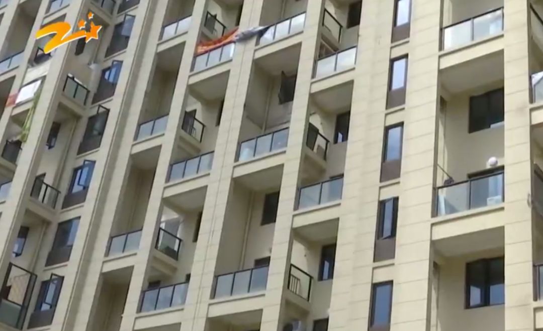 这样的阳台看着美观，却让住户苦不堪言！杭州一女士刚买房不久，就发愁了