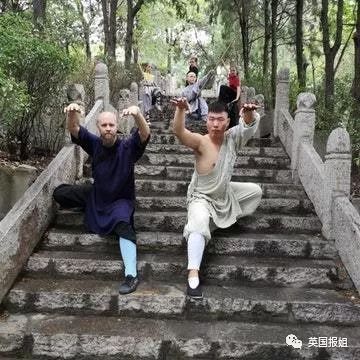 外国人在少林寺的日常训练,三个外国人来中国少林寺学武