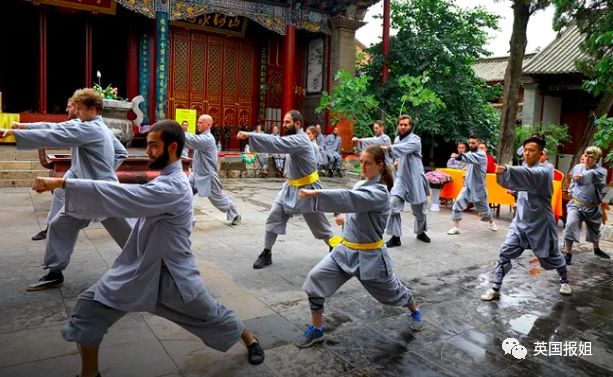 外国人在少林寺的日常训练,三个外国人来中国少林寺学武
