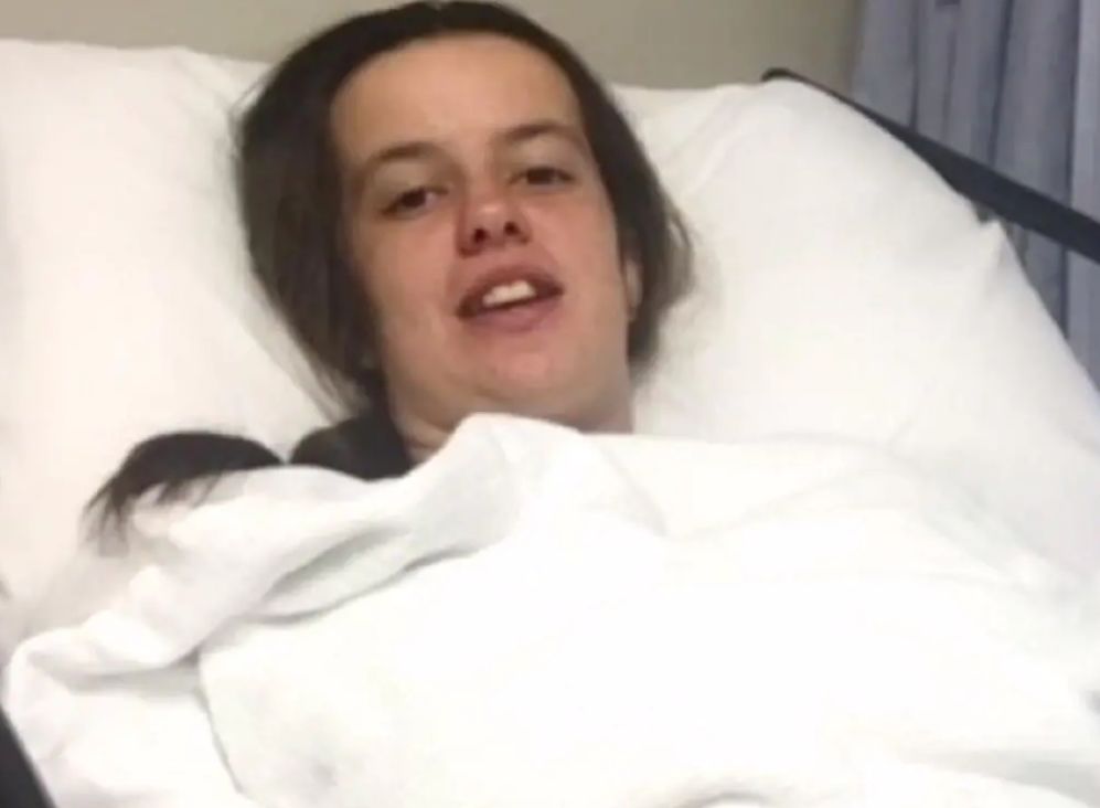 她扭伤手指，却被医生匪夷所思的操作治到截肢，还把拇指变成了脚趾...